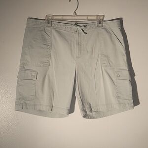 LL Bean Favorite Fit Women's Light Green Cargo 6 Pockets Shorts, Size: 18 Reg.